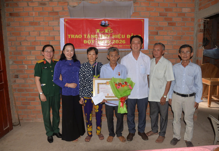 Phước Mỹ Trung tổ chức lễ trao tặng Huy hiệu Đảng đợt 19/5/2026
