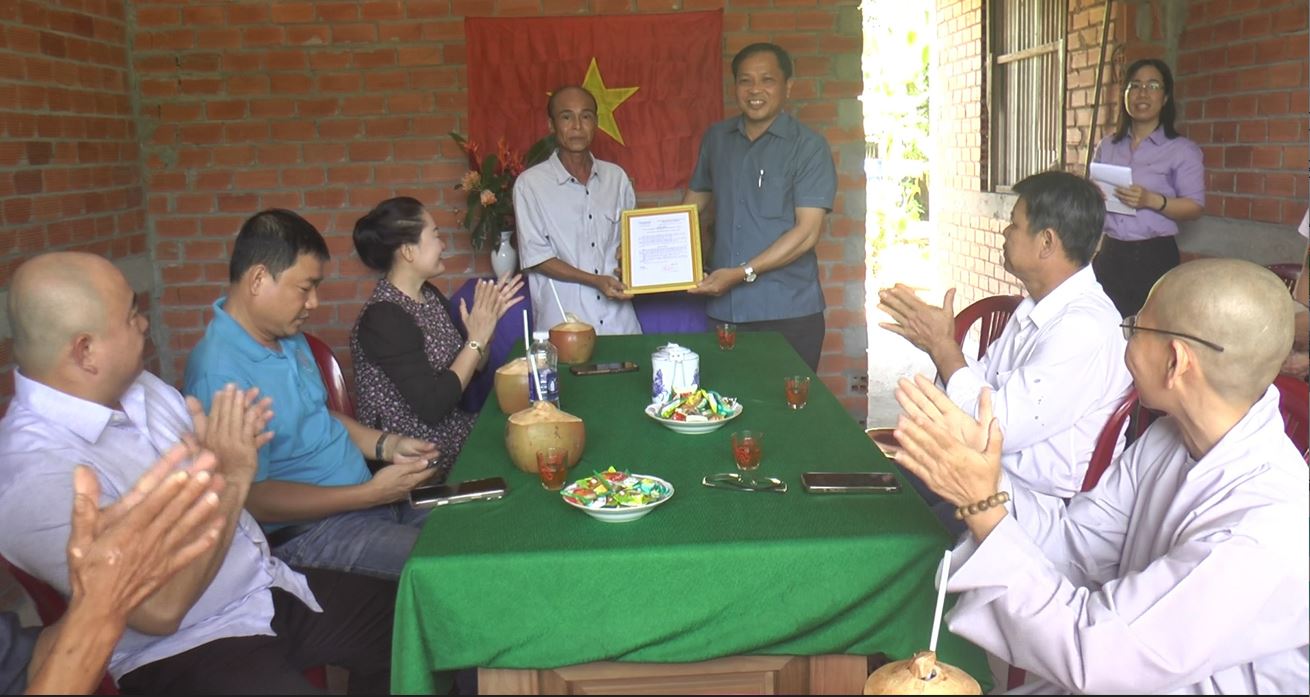 Phước Mỹ Trung trao nhà đại đoàn kết cho hộ khó khăn về nhà ở