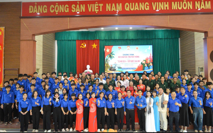 Nói chuyện truyền thống “TỰ HÀO 30/4 - TIẾP BƯỚC CHA ANH”