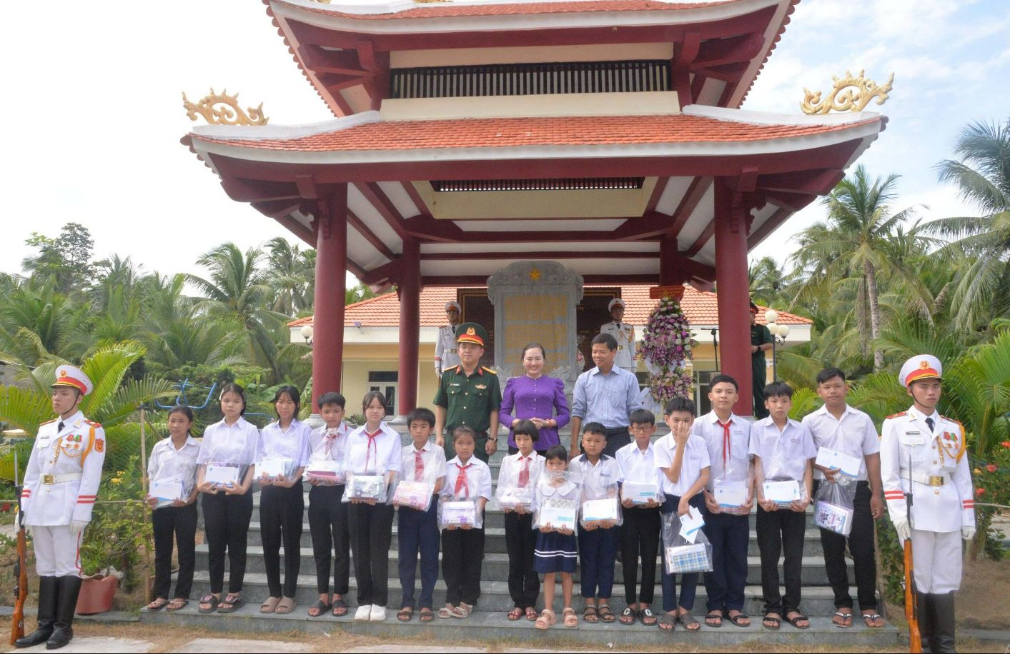 Bộ Tư lệnh Thành phố Hồ Chí Minh hoạt động về nguồn khám chữa bệnh,cấp phát thuốc miễn phí và tặng quà cho gia đình chính sách, hộ khó khăn trẻ mồ côi, học sinh vượt khó, học giỏi xã Phước Mỹ Trung