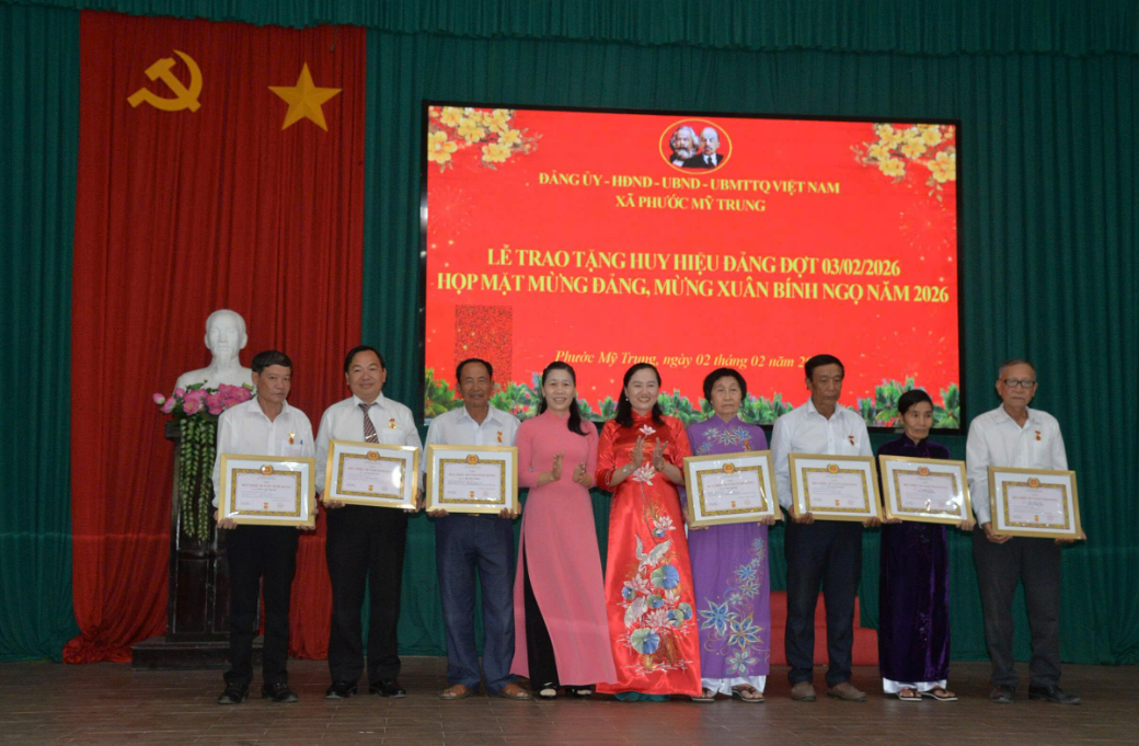 Phước Mỹ Trung trao huy hiệu Đảng đợt 3/2 và họp mặt mừng Đảng, mừng Xuân Bính Ngọ năm 2026