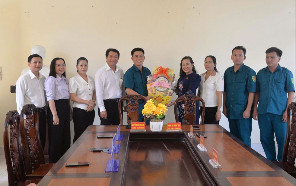 Lãnh đạo xã Phước Mỹ Trung thăm, chúc mừng Ban chỉ huy quân sự xã nhân kỷ niệm 81 năm ngày thành lập Quân đội nhân dân Việt Nam (22/12/1944 – 22/12/2025), 36 năm Ngày Quốc phòng toàn dân (22/12/1989 – 22/12/2025)