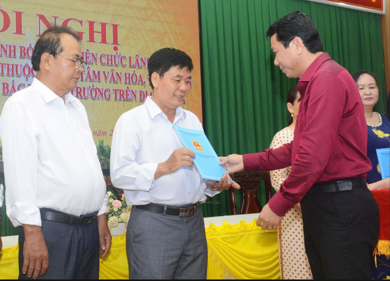 Xã Phước Mỹ Trung công bố quyết định bổ nhiệm cho 28 viên chức