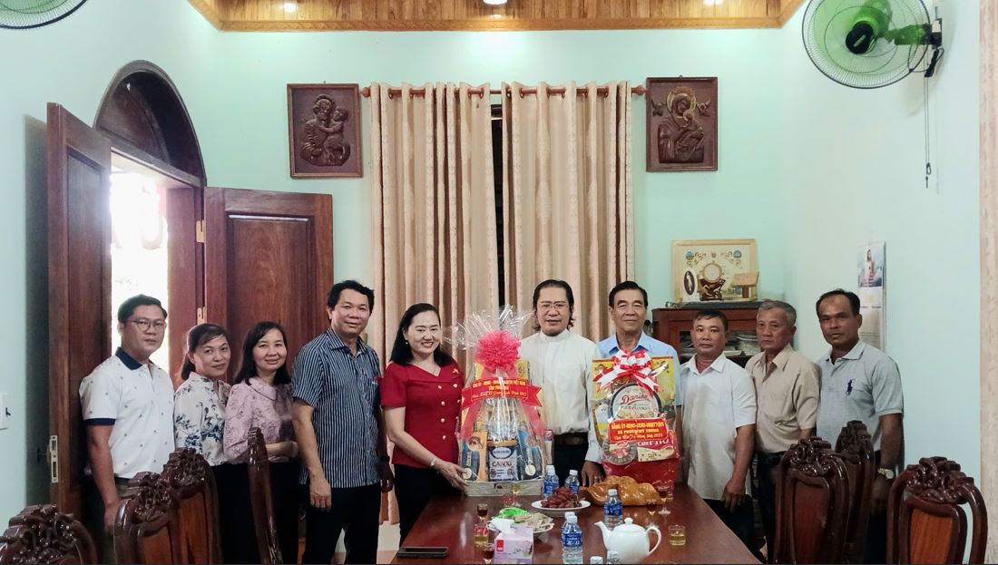 Lãnh đạo xã Phước Mỹ Trung thăm, chúc mừng các tổ chức, chức sắc công giáo, tin lành nhân dịp Giáng sinh năm 2025

