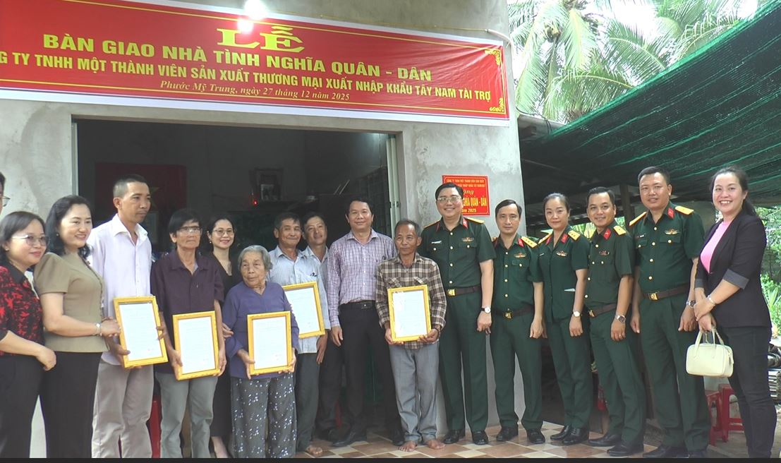 Phước Mỹ Trung trao 05 nhà tình nghĩa Quân – Dân cho hộ gặp khó khăn về nhà ở