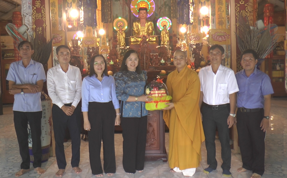 Lãnh đạo xã Phước Mỹ Trung thăm hỏi chức sắc, chức việc và tín đồ Phật giáo, nhân dịp Rằm tháng 10 năm 2025
