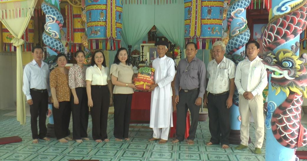 Bí thư Đảng ủy xã Phước Mỹ Trung thăm hỏi chức sắc, chức việc và  tín đồ Cao Đài ban chỉnh nhân dịp lễ Khai đạo