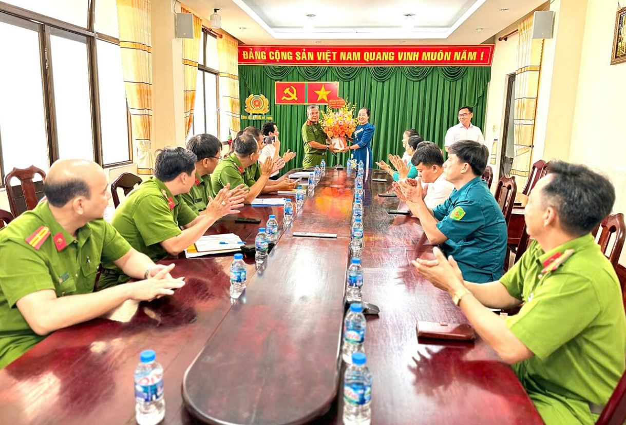 Đảng ủy, Hội đồng nhân dân, Ủy ban nhân dân xã Phước Mỹ Trung  thăm hỏi, chúc mừng lực lượng Công an xã, nhân kỷ niệm 80 năm ngày truyền thống Lực lượng Công an nhân dân (19/08/1945 - 19/08/2025)