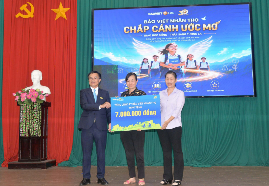 

Bảo Việt Nhân Thọ trao học bổng
cho học sinh hiếu học xã Phước Mỹ Trung
