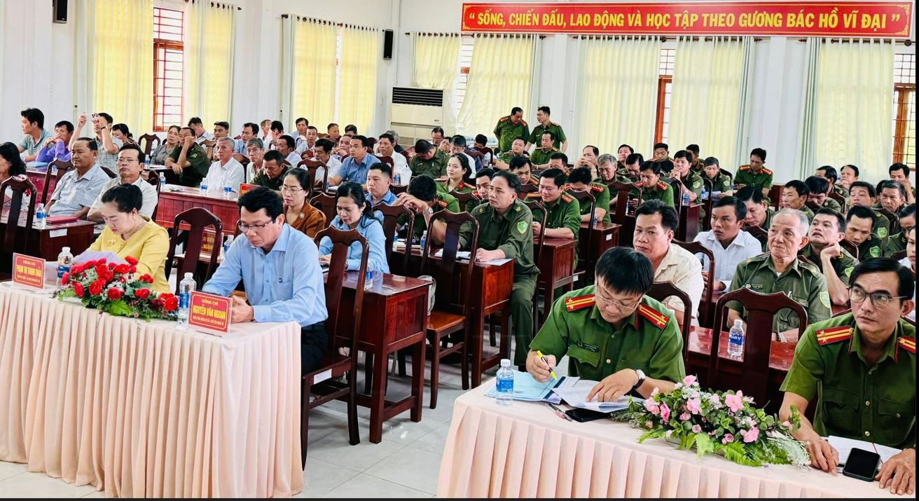 Công an xã Phước Mỹ Trung tổ chức Ngày hội " Toàn dân bảo vệ an ninh Tổ quốc và diễn đàn Công an lắng nghe ý kiến Nhân dân" năm 2025