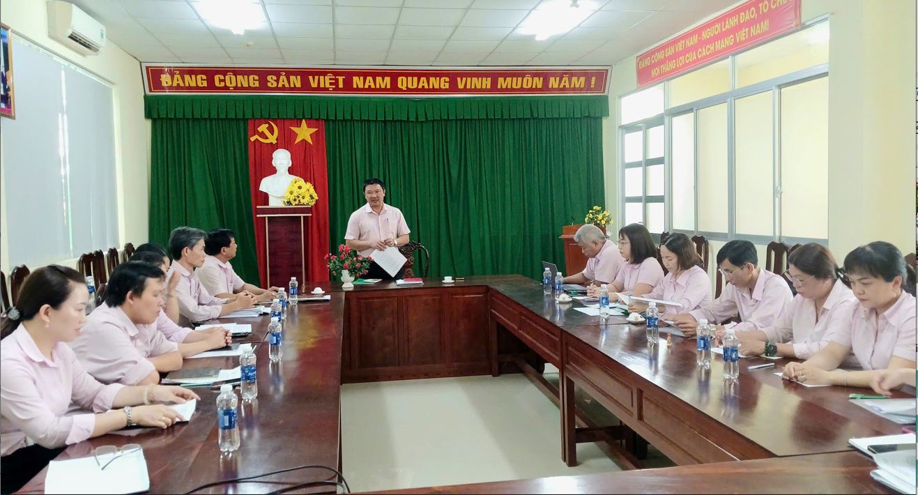 Đoàn công tác Ngân hàng Chính sách xã hội tỉnh Vĩnh Long làm việc với Phòng giao dịch Ngân hàng Chính sách xã hội Mỏ Cày Bắc
