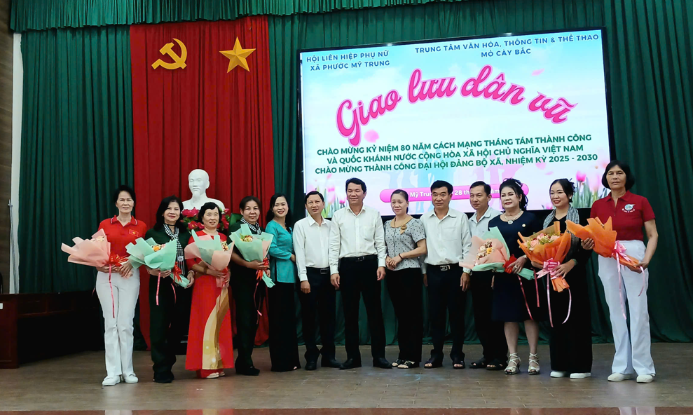 Hội Liên hiệp Phụ nữ xã Phước Mỹ Trung tổ chức chương trình giao lưu dân vũ