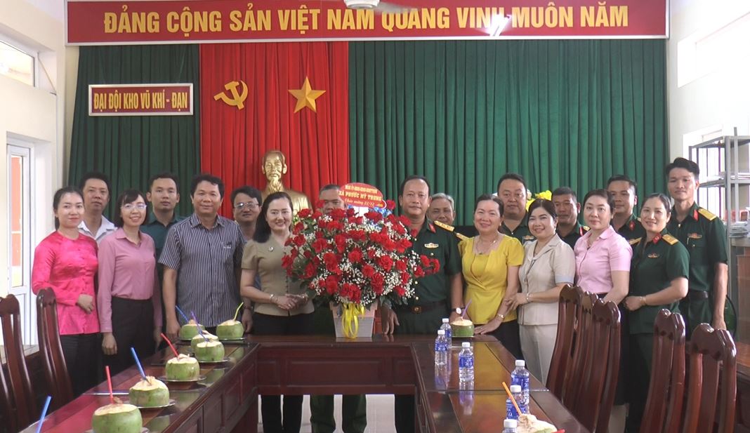 Lãnh đạo xã Phước Mỹ Trung thăm, chúc mừng Đại đội kho vũ khí, đạn – Phòng hậu cần, Kỹ thuật – Bộ chỉ huy Quân sự tỉnh Vĩnh Long