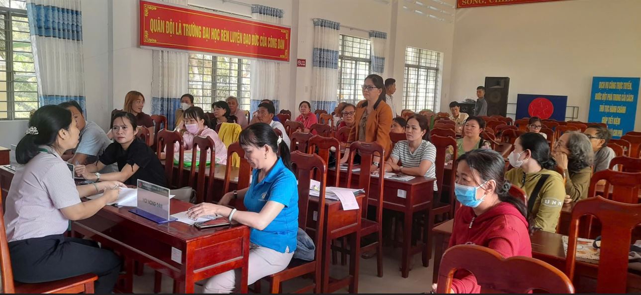 Ngân hàng chính sách xã hội Mỏ Cày Bắc giao ban, giải ngân tại xã Phước Mỹ Trung