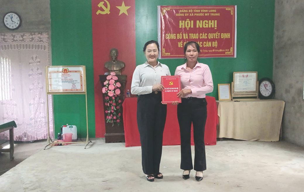 Bí thư Đảng ủy Phước Mỹ Trung dự lễ công bố và trao quyết định Bí thư chi bộ ấp Phước Hậu