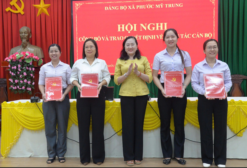 Đảng ủy xã Phước Mỹ Trung công bố và trao quyết định tiếp nhận và bổ nhiệm công chức