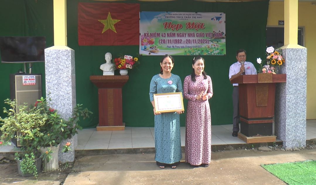 Phó Bí thư Thường trực Đảng ủy xã Phước Mỹ Trung dự Họp mặt Ngày nhà giáo Việt Nam tại Trường Trung học cơ sở Trần Thị Nho