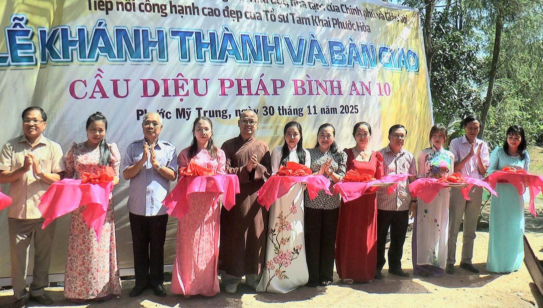 Xã Phước Mỹ Trung và Tân Thành Bình khánh thành cầu, bàn giao nhà tình thương, trao quà cho học sinh và người khuyết tật